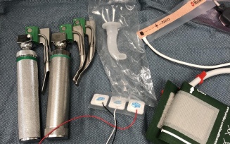 table with anesthesia equipment for child patients. 